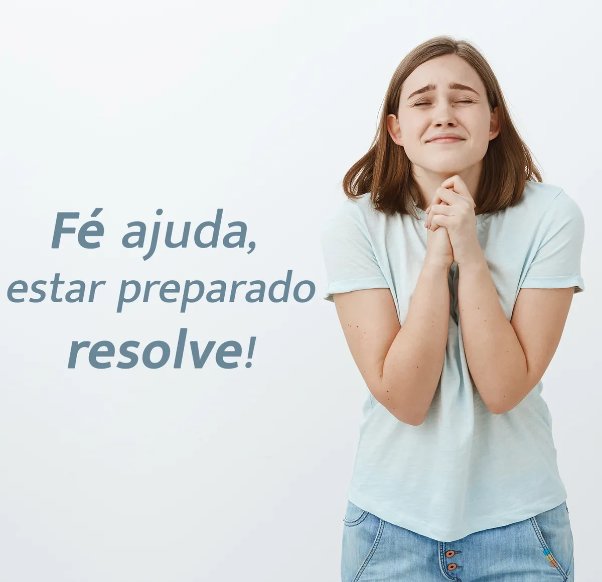 Jovem de olhos fechados e mãos juntas, torcendo