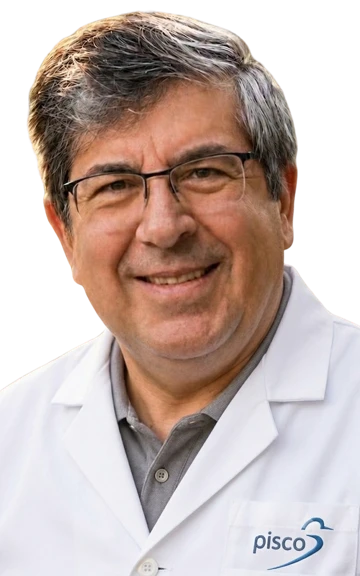 Prof. Anselmo Pisco, sorrindo, de jaleco branco com o logo da Pisco
